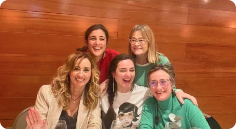 Foto de empresarias y autónomas de Mujeres de Empresa Asturias generando redes profesionales, compartiendo experiencias y colaborando en actividades de networking