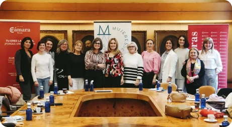 Foto de asociadas de Mujeres de Empresa Asturias presentes y activas en la economía y vida social, colaborando y participando en actividades profesionales y empresariales en la región.