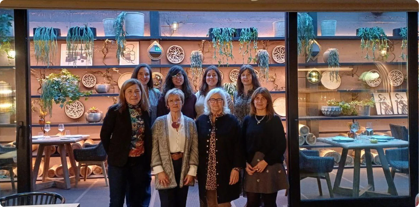 Foto de la junta directiva de la asociación Mujeres de Empresa Asturias en 2025, compuesta por empresarias y autónomas referentes en la región