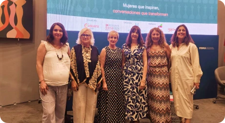 Foto de asociadas de Mujeres de Empresa Asturias ofreciendo orientación y apoyo profesional a mujeres emprendedoras, empresarias y autónomas en la región.
